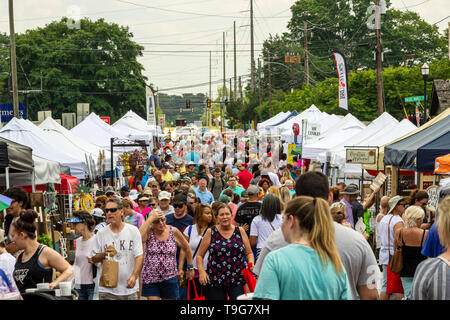 McDonough, Georgia - 18 Maggio 2019: folle a piedi lungo John Frank Ward Boulevard tra venditori al annuale quarantaduesima Geranio Festival. Foto Stock