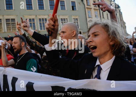 I membri di estrema destra associazioni polacco visto anti gridando slogan LGBT durante una manifestazione di protesta contro il xv uguaglianza Parade rally a sostegno della comunità LGBT. Durante il pro LGBT parade route, diverse manifestazioni di protesta contro i diritti LGBT e promuovere pro i valori della famiglia sono stati organizzati dal polacco estrema destra conservatrice e associazioni. Foto Stock