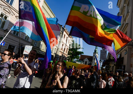 La gente vede holding bandiere arcobaleno durante il XV uguaglianza Parade rally a sostegno della comunità LGBT. Durante il pro LGBT parade route, diverse manifestazioni di protesta contro i diritti LGBT e promuovere pro i valori della famiglia sono stati organizzati dal polacco estrema destra conservatrice e associazioni. Foto Stock