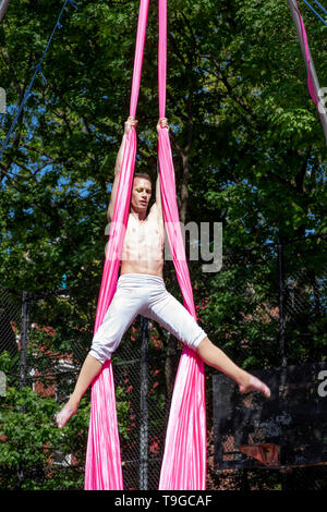 Gli artisti interpreti o esecutori acrobatico con il 13'th annuale Dance Parade e Festival, 18 maggio 2019, Tompkins Square Park, New York Foto Stock