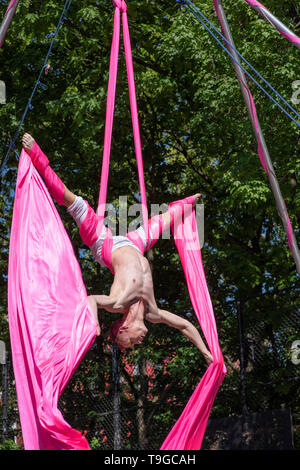 Gli artisti interpreti o esecutori acrobatico con il 13'th annuale Dance Parade e Festival, 18 maggio 2019, Tompkins Square Park, New York Foto Stock