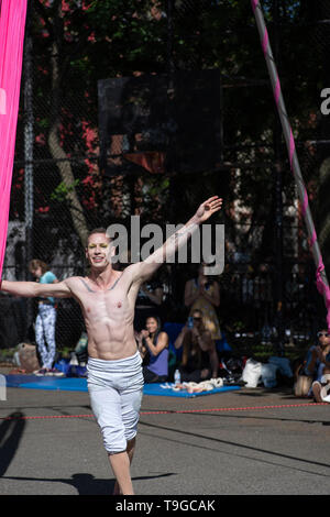 Gli artisti interpreti o esecutori acrobatico con il 13'th annuale Dance Parade e Festival, 18 maggio 2019, Tompkins Square Park, New York Foto Stock