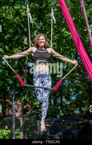 Gli artisti interpreti o esecutori acrobatico con il 13'th annuale Dance Parade e Festival, 18 maggio 2019, Tompkins Square Park, New York Foto Stock