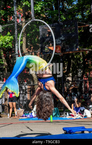 Gli artisti interpreti o esecutori acrobatico con il 13'th annuale Dance Parade e Festival, 18 maggio 2019, Tompkins Square Park, New York Foto Stock