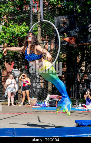 Gli artisti interpreti o esecutori acrobatico con il 13'th annuale Dance Parade e Festival, 18 maggio 2019, Tompkins Square Park, New York Foto Stock