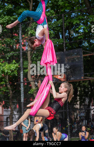 Gli artisti interpreti o esecutori acrobatico con il 13'th annuale Dance Parade e Festival, 18 maggio 2019, Tompkins Square Park, New York Foto Stock