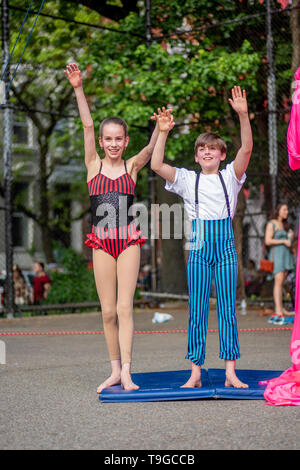 Gli artisti interpreti o esecutori acrobatico con il 13'th annuale Dance Parade e Festival, 18 maggio 2019, Tompkins Square Park, New York Foto Stock