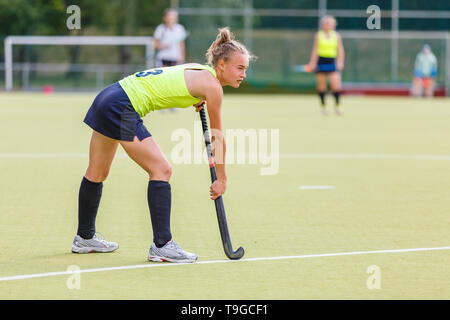 Giovani professionisti giocatore di hockey con bastone sul campo. Campo di hockey concetto sfondo con spazio di copia Foto Stock