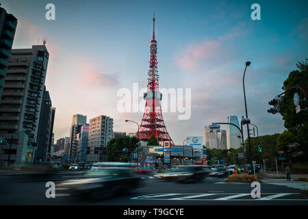 La Tokyo Tower vista con traffico in primo piano. Di sera. Orientamento orizzontale. Foto Stock