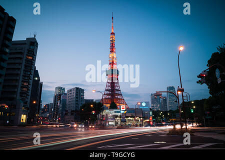 La Tokyo Tower vista durante il tramonto con semaforo trail. Foto Stock