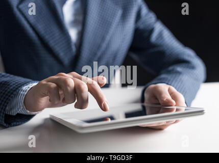 Maschio lato toccando schermo della tavoletta digitale Foto Stock