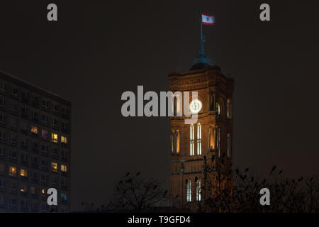 Berlino città rossa hall nella nebbia di notte Foto Stock