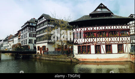 In legno tradizionali case di framing, architettura Fachwerk sui pittoreschi canali in La Petite France, la favola medievale della città di Strasburgo, UNESCO Foto Stock