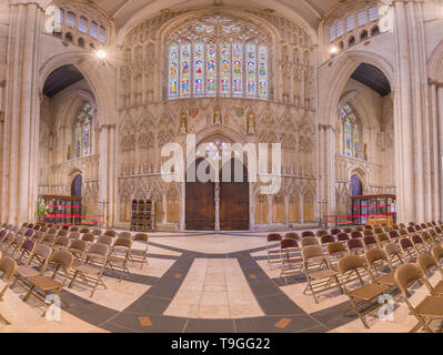 Ingresso e vetrate colorate all'estremità ovest della navata nel medioevo cristiano minster (cattedrale) a York, Inghilterra. Foto Stock