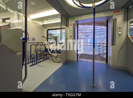 Mosca, Russia - 16 Maggio 2019: Interno del nuovo treno elettrico Ivolga a Mosca diametri centrale al centro esposizioni con posto per trasporto bici. Foto Stock