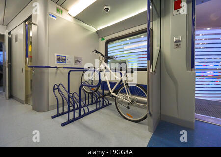 Mosca, Russia - 16 Maggio 2019: Interno del nuovo treno elettrico Ivolga a Mosca diametri centrale al centro esposizioni. Foto Stock