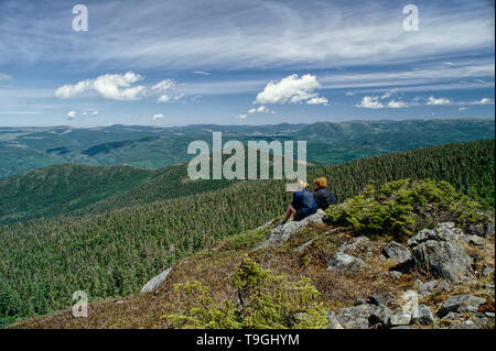 Due giovani donne guardando il paesaggio dalla Mont-Albert, Gaspesie National Park, Quebec, Canada Foto Stock