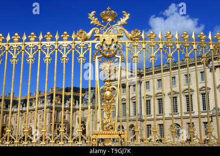 La griglia royale dorée à l'O fin du Château de Versailles. / Il royal griglia con oro alla fine della Reggia di Versailles. Foto Stock