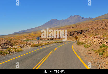 Sulla strada su una autostrada nel deserto di Atacama, Cile, America del Sud. Foto Stock