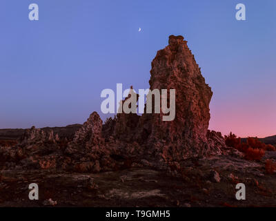 Scenario extraterrestre con bizzarre formazioni rocciose e crescent moon Foto Stock