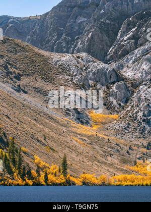 Luminosa giornata autunnale su un lago di montagna in California Foto Stock