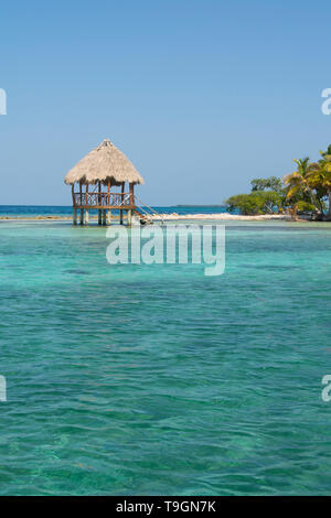 Piattaforma palapa, a nord lungo il Coco Plum Caye Belize Foto Stock