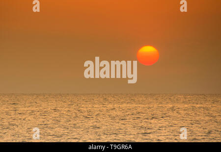 Carribean sunset, a nord lungo il Coco Plum Caye Belize Foto Stock