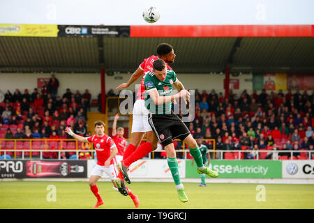 DAVID PARKHOUSE di Derry City FC in un ariel battaglia durante il Airtricity League fixture tra Sligo Rovers & Derry City FC Foto Stock