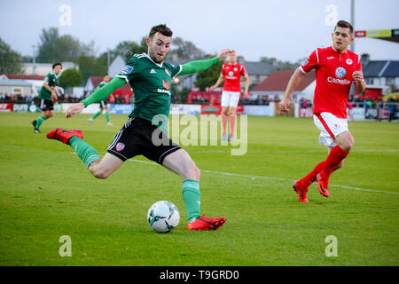 Jamie McDonagh ( Derry City) cercando di croce nella casella di Sligo durante il Airtricity League fixture tra Sligo Rovers & Derry City FC Foto Stock