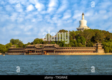 Pagoda Bianca del Parco Beihai a Pechino in Cina Foto Stock