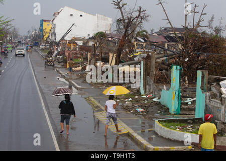 Il prossimo 8 Novembre 2013,Typhoon Haiyan,(noto come Yolanda nelle Filippine)spazzato attraverso la Eastern Visayas area delle Filippine causando catastrophi Foto Stock