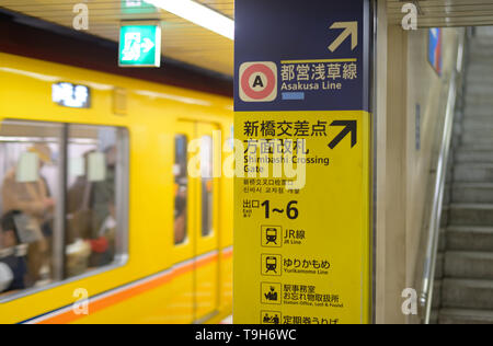 Informazioni sul trasferimento in metropolitana a Shimbashi, Tokyo JP Foto Stock