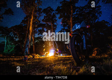 Campeggio sotto le stelle durante un viaggio in motocicletta in Australia Foto Stock