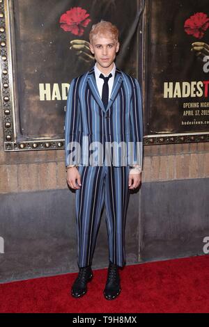 Serata di Apertura del Hadestown al Walter Kerr Theatre - Arrivi. Dotato di: Tommy Dorfman dove: New York New York, Stati Uniti quando: 17 Apr 2019 Credit: Giuseppe Marzullo/WENN.com Foto Stock