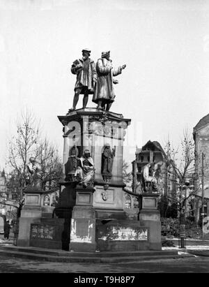 Ruinen und Wiederaufbau Frankfurt am Main 1945 bis 1949 Gutenbergdenkmal - Riuns e Reonstruction Frankfurt /a.M. Da 1945 a 1949 Foto Stock