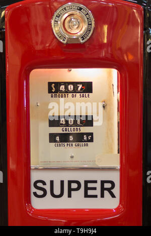 Texaco Vintage rosso brillante e pompa di benzina. Foto Stock