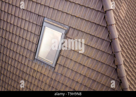 Close-up di nuovo attico finestra di plastica installato in casa incastrata sul tetto. Professionalmente fatto costruire e lavori di costruzione, tetti e installazione di co Foto Stock