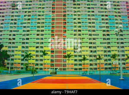 I colori brillanti della pallacanestro e gli appartamenti del Choi Hung estate in Hong Kong Foto Stock