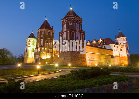 Il Castello di Mir nella notte illuminazione su aprile sera. Mir, Bielorussia Foto Stock