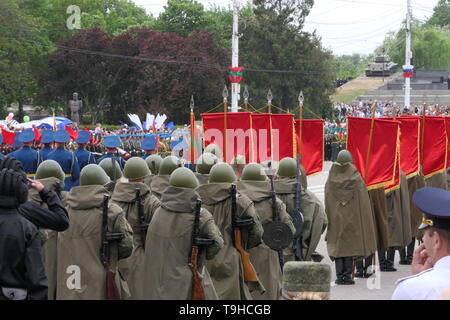 TIRASPOL, TRANSNISTRIA - 9 Maggio 2018: Transnistria soldati sulla centrale piazza principale di Tiraspol durante la Giornata della Vittoria parade. Foto Stock