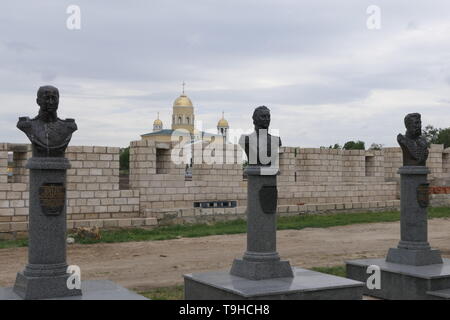 Statue di fronte alla fortezza di centinatura a Bender, Transnistria Foto Stock