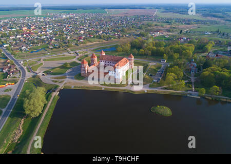 Il Castello di Mir nel paesaggio urbano sulla mattina di aprile (fotografia aerea). Bielorussia Foto Stock
