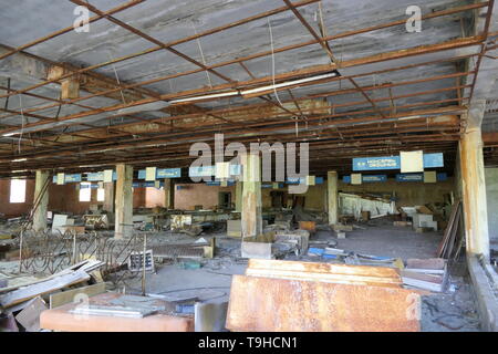 Abbandonato il supermercato in città fantasma di pripjat, zona di Chernobyl, in Ucraina Foto Stock