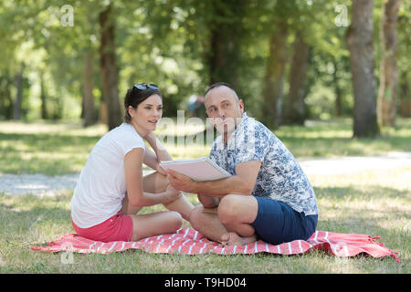 Giovane su un picnic Foto Stock
