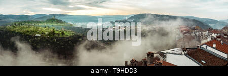 Mattina vista panoramica sul Veliko Tarnovo città e fortezza di Tsarevets, Bulgaria Foto Stock