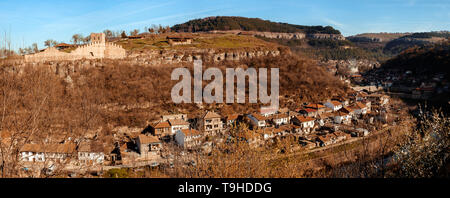 Vista panoramica sulla città vecchia e sul fiume Yantra. Foto Stock