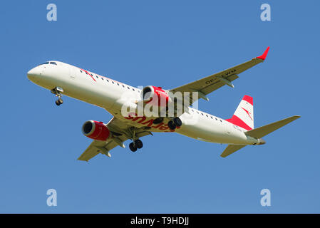 SAINT-Petersburg, Russia - 13 Maggio 2019: Embraer ERJ-195LR (OE-LWM) Austrian Airlines aereo su un glide path close-up Foto Stock