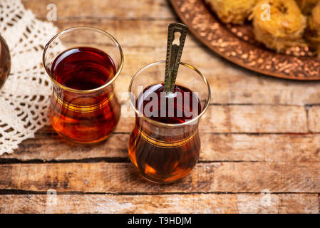 Il tè arabo con il dessert su un tavolo vicino fino Foto Stock