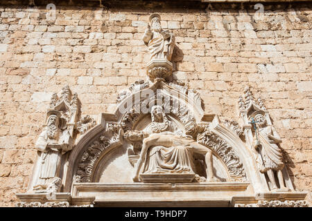 Dettaglio della pietra che intaglia nel monastero francescano situato a Stradun street nel paese vecchio di Dubrovnik Foto Stock