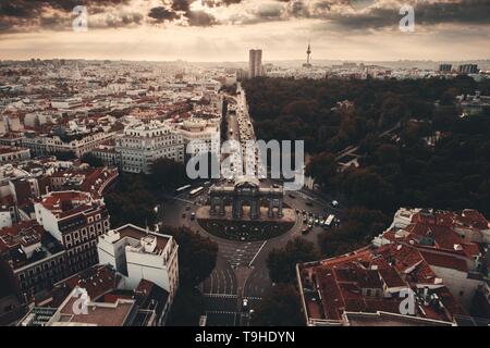 Vista aerea di Puerta de Alcala o alla Porta di Alcalá di Madrid in Spagna. Foto Stock